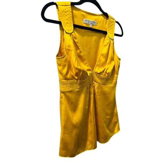 Trina Turk Silk Mustard Yellow Sleeveless Top Size Small V Neck Lightweight Zip - Picture 3 of 4